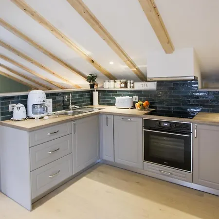 Antoine Serviced By Mirabeau Lejlighed