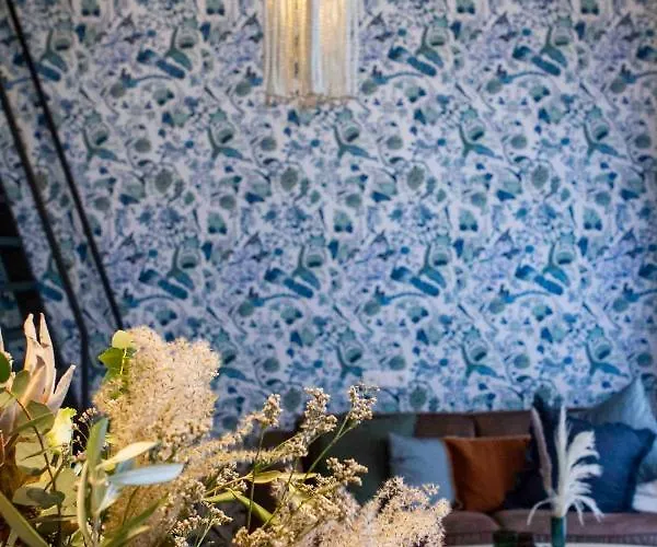 Antoine Serviced By Mirabeau *