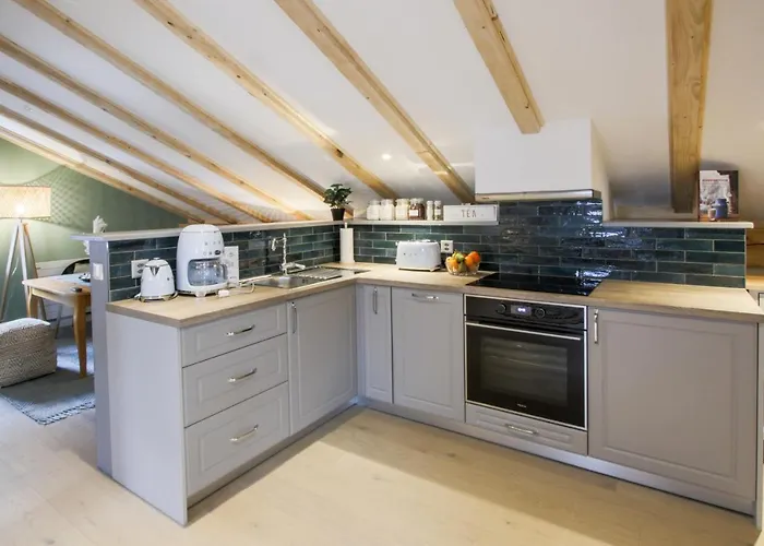 Antoine Serviced By Mirabeau Apartment